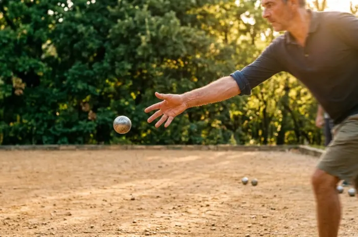 Amis jouant à la pétanque dans un parc