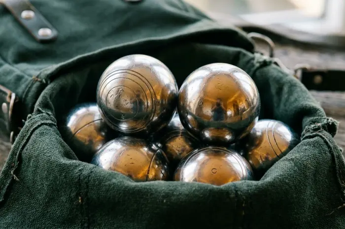 Boules métalliques de pétanque brillantes